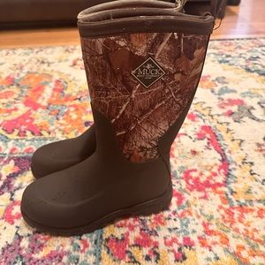 Muck Boots Boys size 4